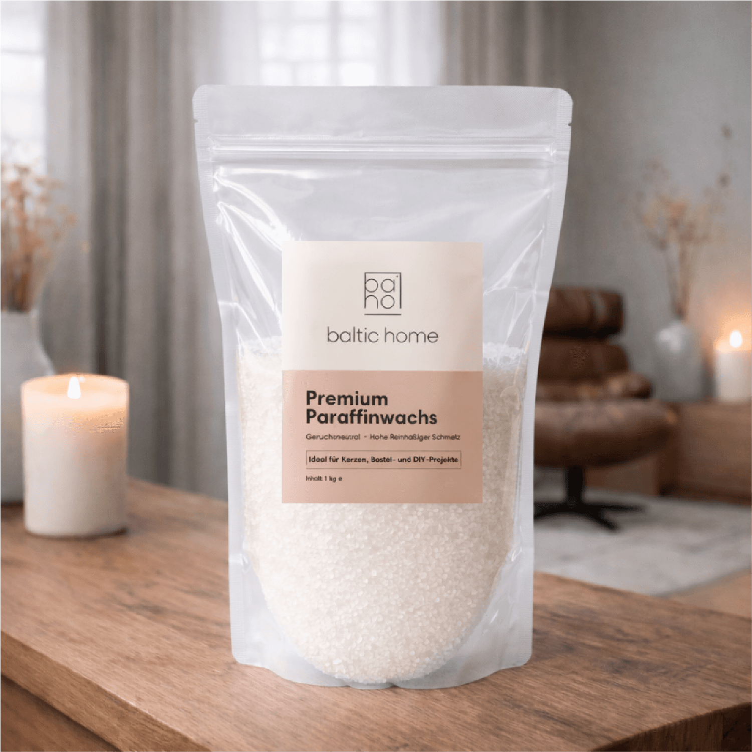 Beutel Baltic Home Paraffinwachs auf einem Holztisch, im Hintergrund brennende Kerzen